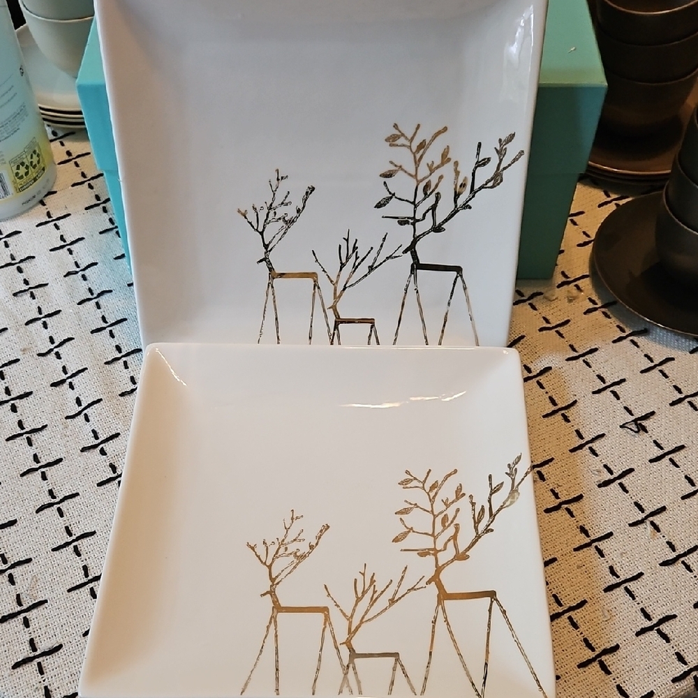Set of Large White Square Plates with Gold Reindeer Design - Picture 15 of 15